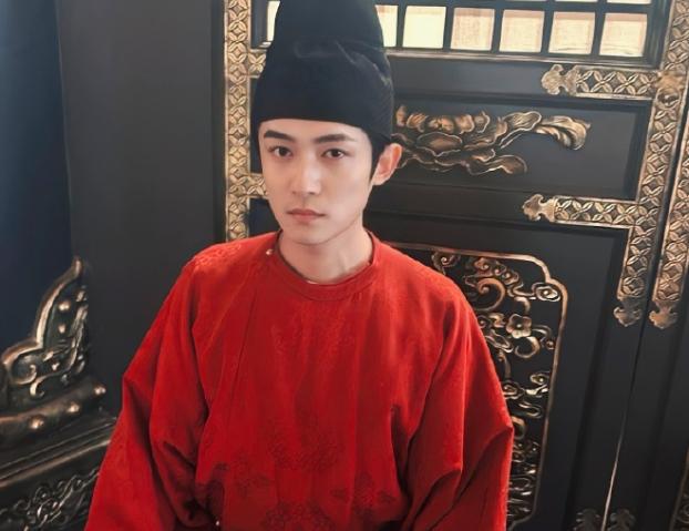 摘掉后险些没认出来他反差感也太强了凯发天生赢家国色芳华：戴上眼罩帅气(图2)