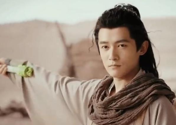 摘掉后险些没认出来他反差感也太强了凯发天生赢家国色芳华：戴上眼罩帅气(图4)