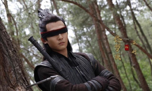 摘掉后险些没认出来他反差感也太强了凯发天生赢家国色芳华：戴上眼罩帅气(图16)