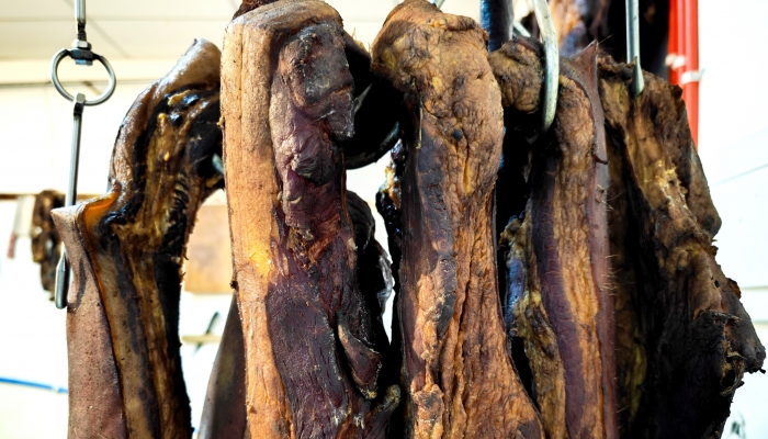 发现全是肥肉 网友：连传统美食都不放过凯发K8旗舰厅AG客服女子撕开腊肉表面