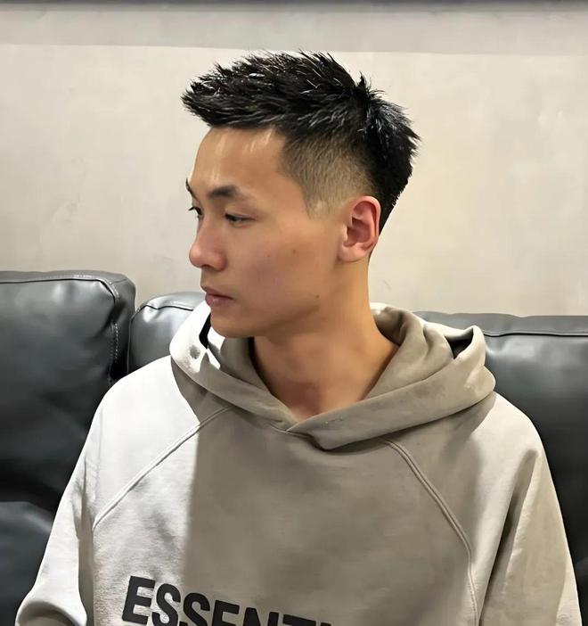 男生剪这3款发型干净利落硬朗帅气！k8凯发一触即发建议“头发粗硬”的(图3)