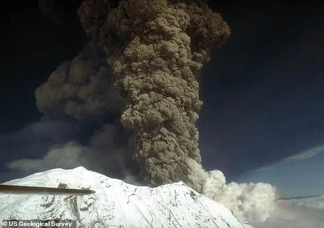 国大型火山可能近期爆发当地居民抢购口罩K8凯发天生赢家5000年未爆发！美(图3)