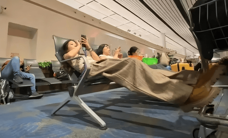 浴中心”撕开当下社会最体面的一幕凯发入口大兴机场被北漂睡成“洗(图3)