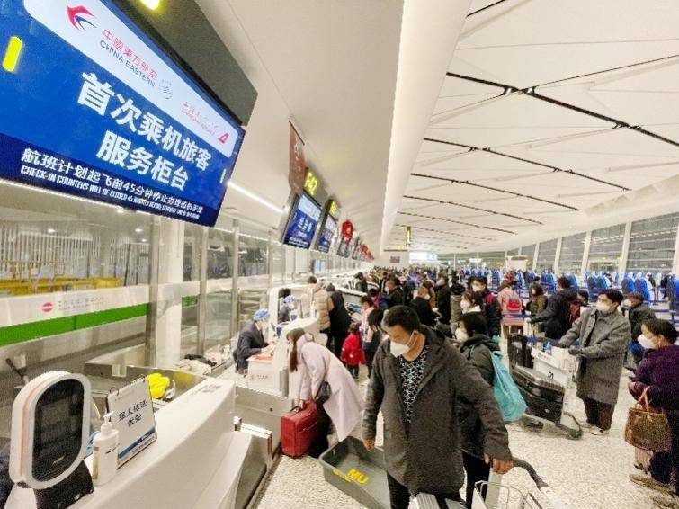 浴中心”撕开当下社会最体面的一幕凯发入口大兴机场被北漂睡成“洗(图4)