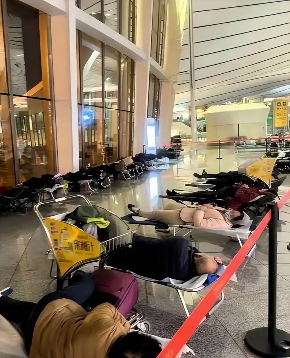 浴中心”撕开当下社会最体面的一幕凯发入口大兴机场被北漂睡成“洗(图12)