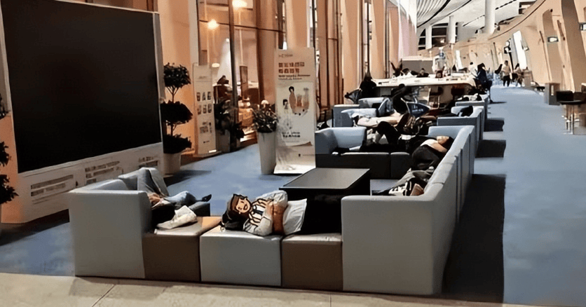 浴中心”撕开当下社会最体面的一幕凯发入口大兴机场被北漂睡成“洗(图18)